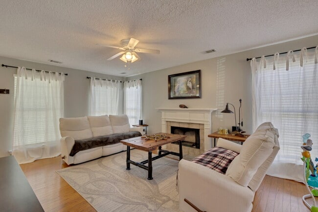 Building Photo - 231 Parkview Ct