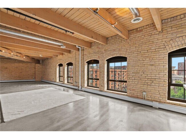 Building Photo - 404 N Washington Ave
