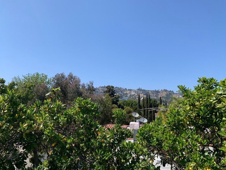 Building Photo - 802 N Sweetzer Ave