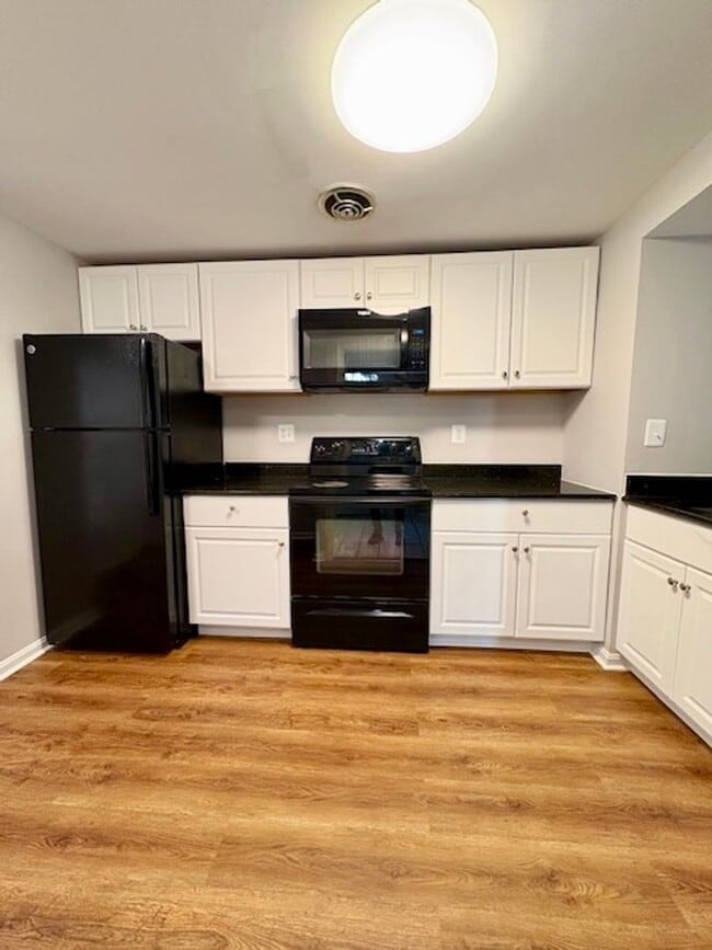 Building Photo - Beautiful end-unit townhome. Walkout basement. Quiet community