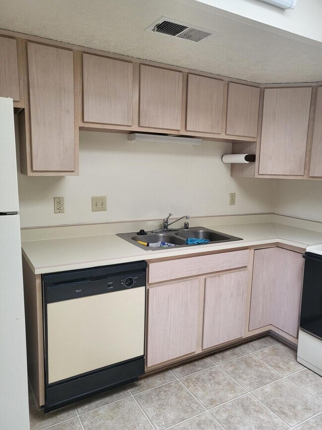 Building Photo - 827 Country Club Dr SE