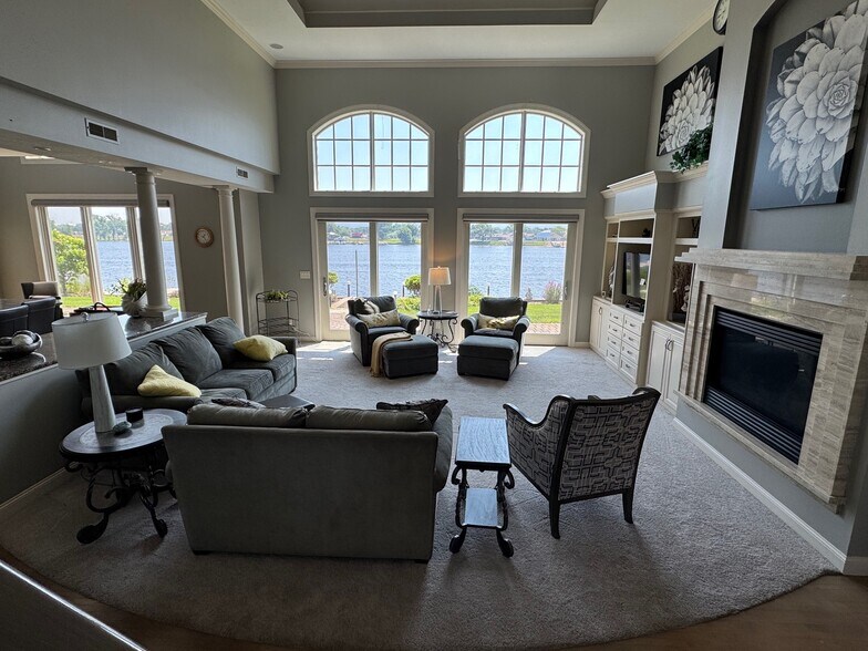 Family room - 1832 Nakomis Ave