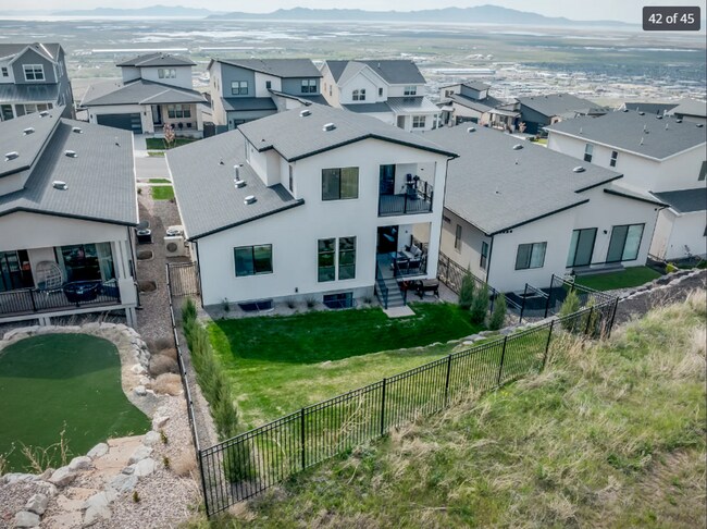 Building Photo - Stunning 5-bedroom, 4.5-bath home