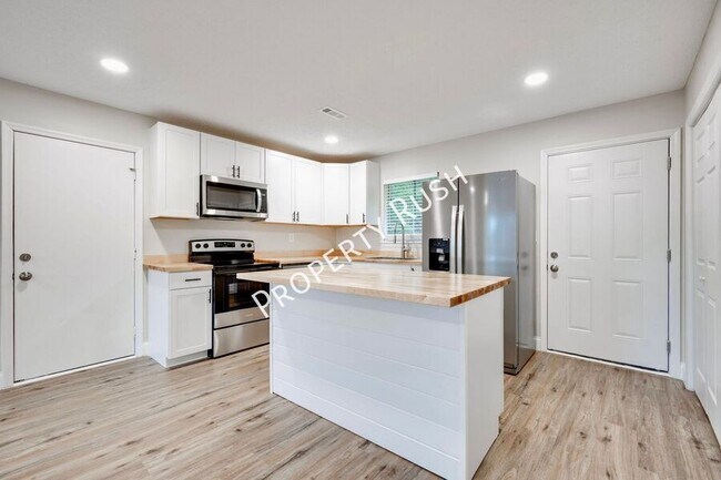 Building Photo - 2323 Green Forest Dr