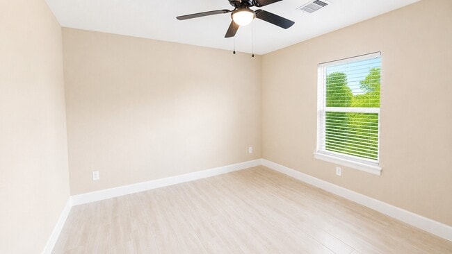 Building Photo - 1206 Pinewood Ln