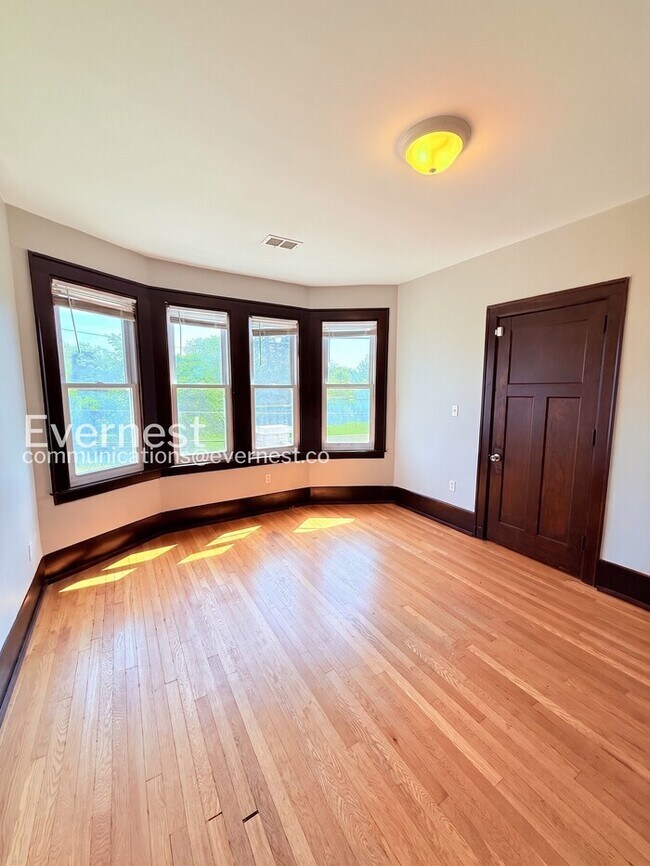 Building Photo - Spacious Home with Street Parking / 2 Bed, 1 Bath / Voucher / Pet-friendly / Coming Soon!