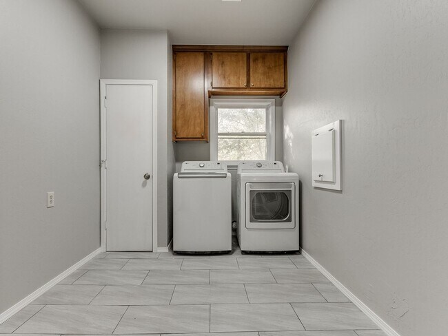 Building Photo - Renovated 3-bedroom, 2-bath home located in the heart of Edmond!