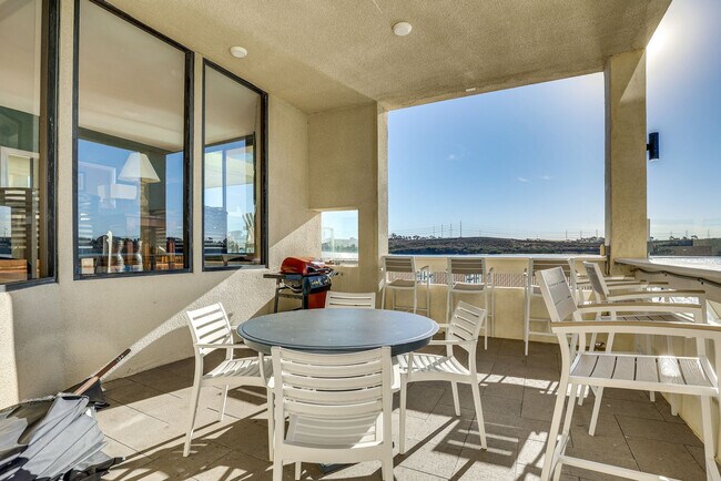 Building Photo - 4513 Cove Dr
