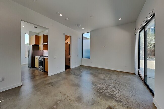 Building Photo - 904 Blackland Ct
