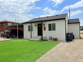 Building Photo - **SEPTEMBER RENT FREE** Beautifully Update...
