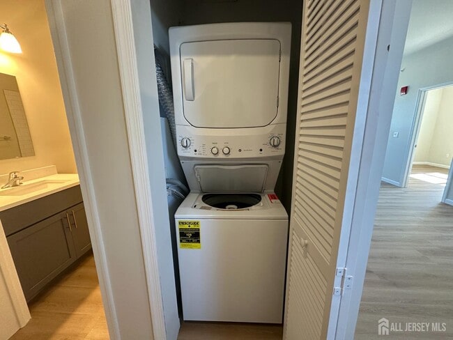 Building Photo - 88 Louis St