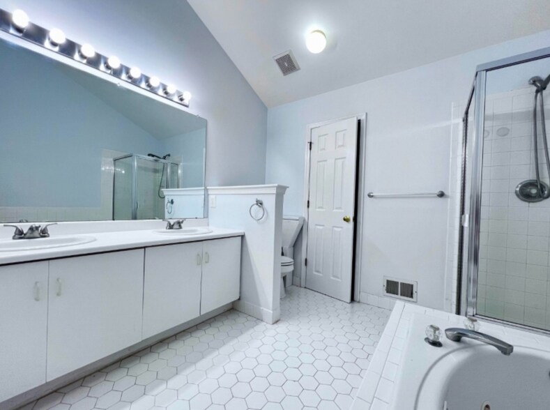 Building Photo - 128 Constitution Way