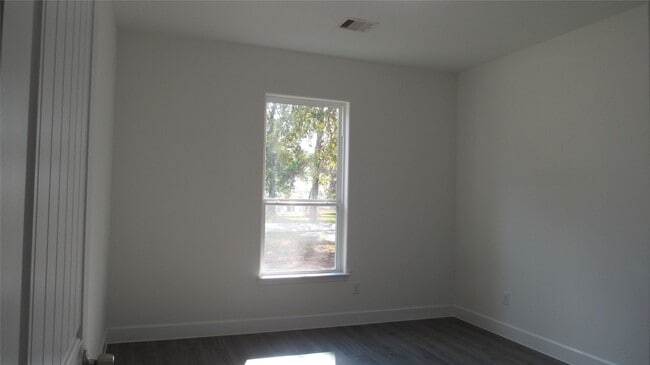 Building Photo - 401 Deep Woods Ln