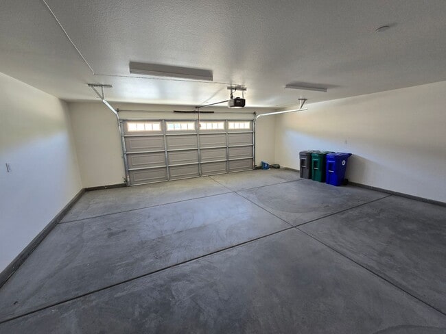 Building Photo - Beautiful, Clean 4 bedroom with Solar!!