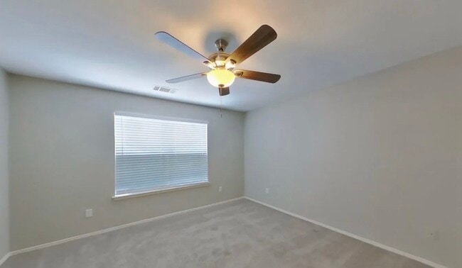 Building Photo - MOVE IN READY