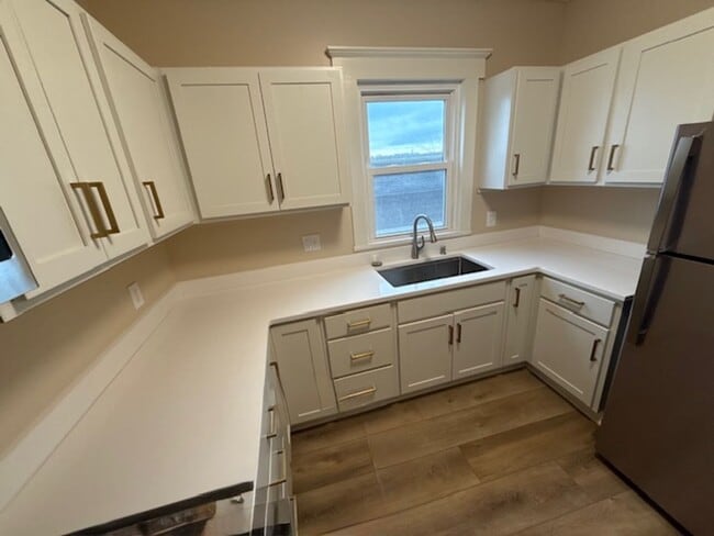 Building Photo - One Bedroom Duplex ( first floor)  $1160