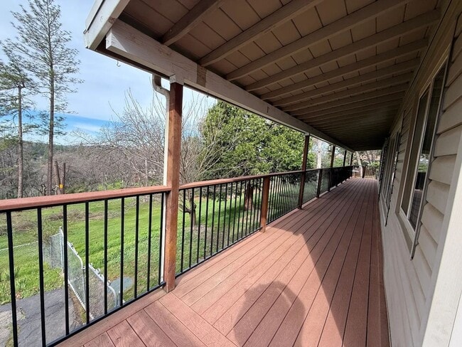 Building Photo - 174 Sunset Ln