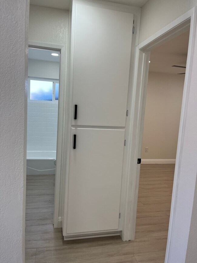 Building Photo - 784