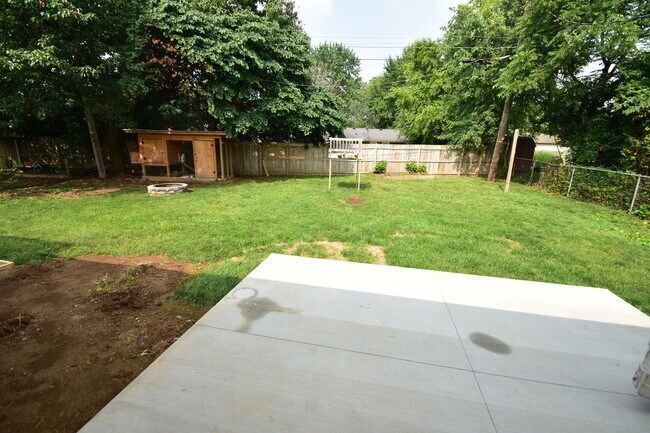 Building Photo - 3805 Wedgewood Ct