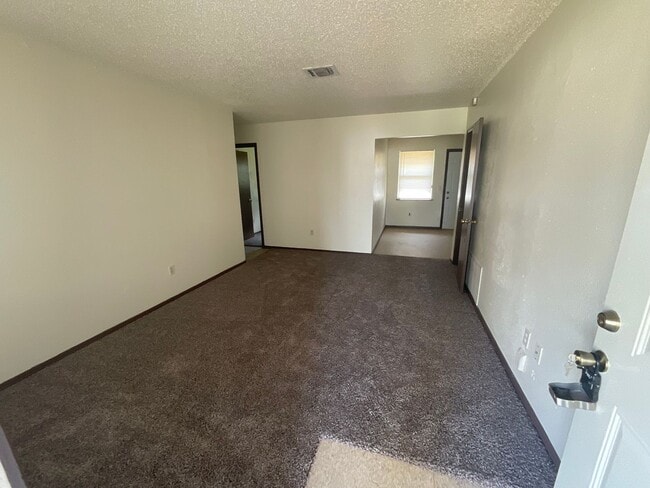 Building Photo - 3 bedroom 1 1/2 bath