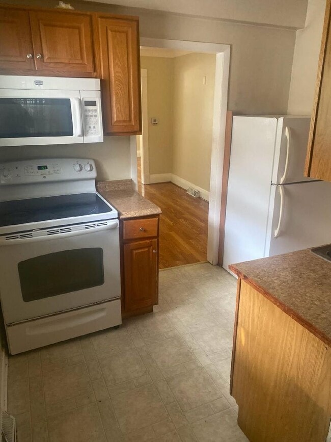 Building Photo - 2 BED 1 BATH