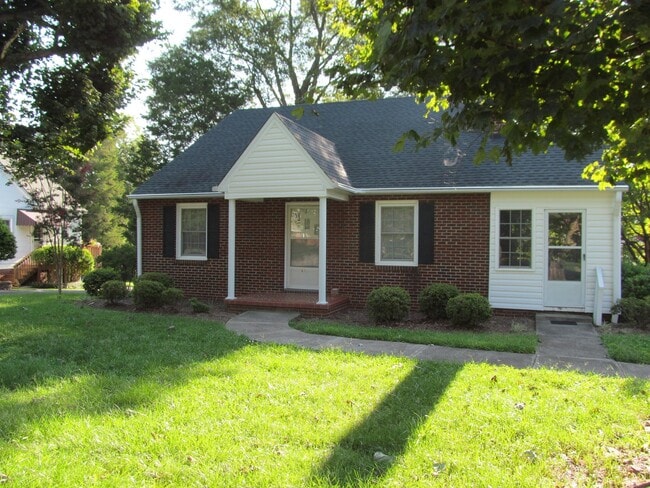 Building Photo - 3 bed/1 bath Off Polo Rd