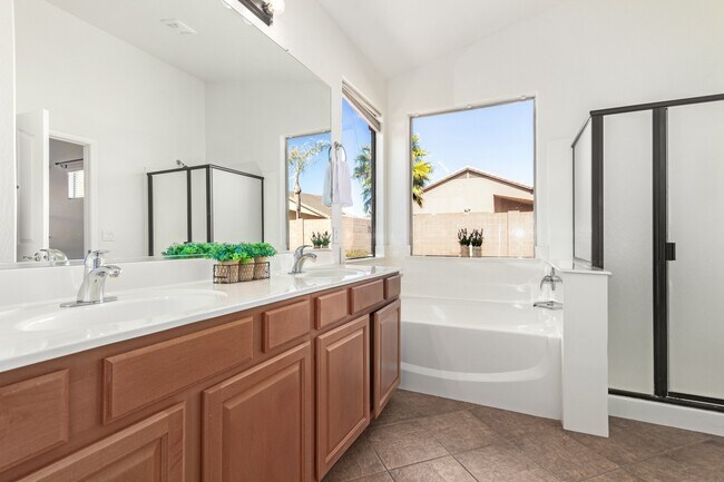 Building Photo - 4384 E Cherry Hills Dr