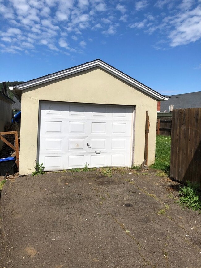 Building Photo - Cute 2 bedroom with garage
