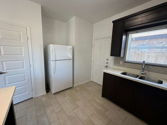 Building Photo - "Charming 2-Bed, 2-Bath Gem on Valeria Street - Perfect Edinburg Retreat!"
