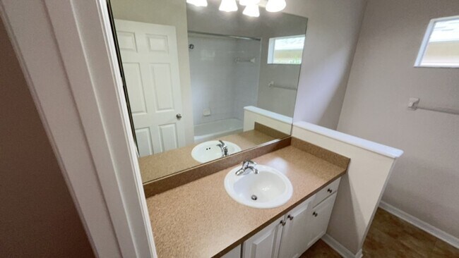 Building Photo - Great Home in Ellis Park. Sub Lease