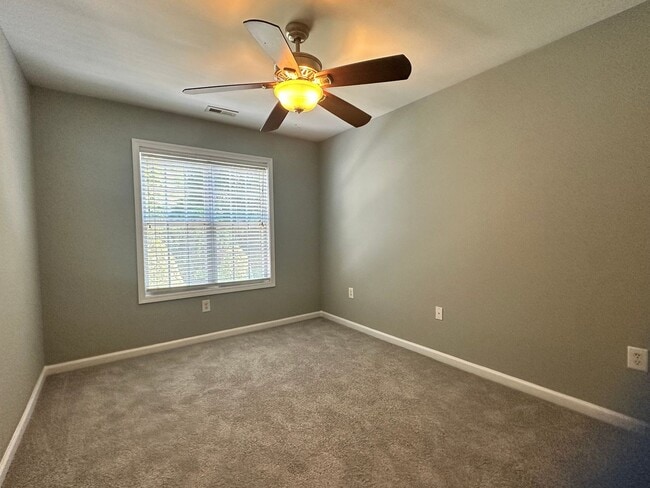 Building Photo - 2 Bedroom Townhome with Loft & One Car Garage