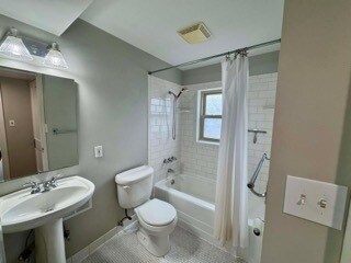 Building Photo - 503 S Pine St