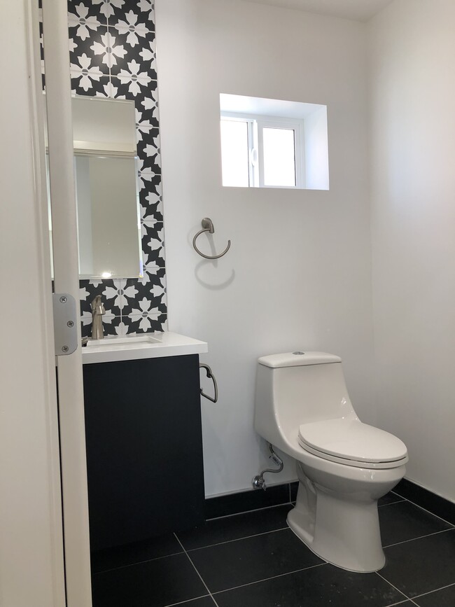 Building Photo - 606 N Harvard Blvd