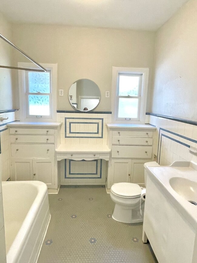 Building Photo - Rose City Park 2 bed, 2 bath with classic ...