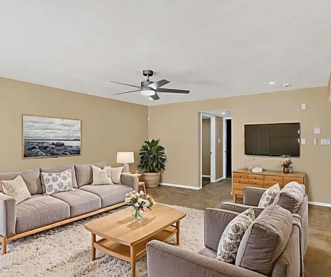 Building Photo - 4 BEDROOM 3 BATHROOM HOME! fully remodeled...