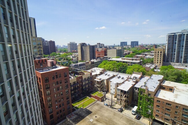 Building Photo - 2626 N Lakeview Ave