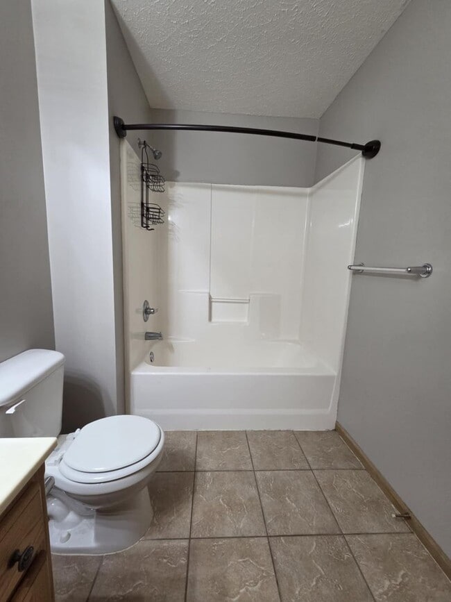 Building Photo - Spacious Town House for Rent
