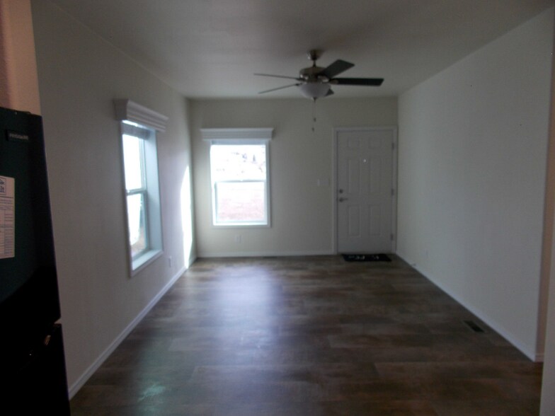 Building Photo - 302 W El Paso Ave