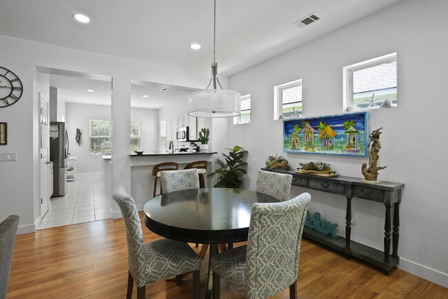 Building Photo - 211 Hampton Cir