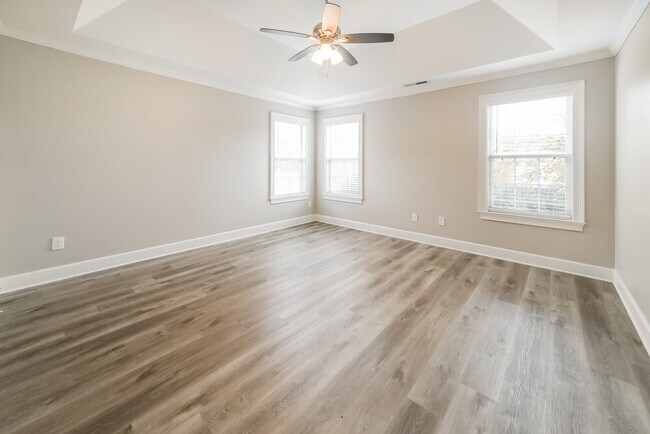 Building Photo - 440 Fairway Ct