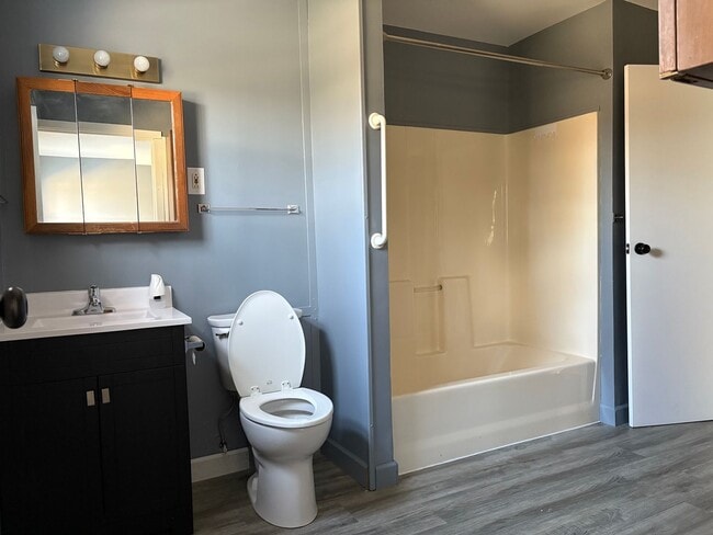 Building Photo - three bedroom one bath home with attached garage for rent