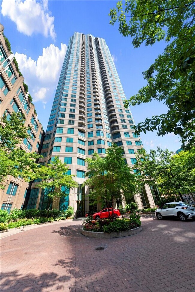 Primary Photo - 400 N La Salle Dr