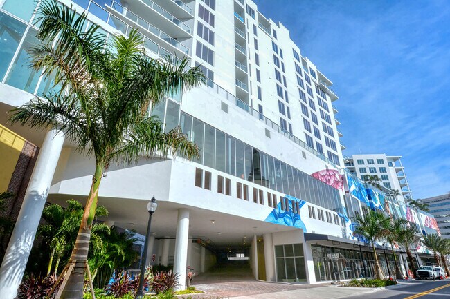 Building Photo - 111 S Pineapple Ave