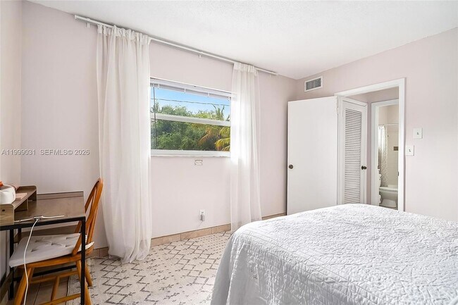 Building Photo - 1824 Monroe St