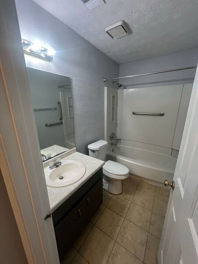 Building Photo - READY NOW!!!! 2 bedroom 1 bath
