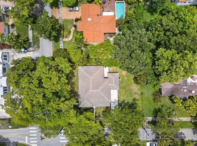 Building Photo - 1710 Segovia St