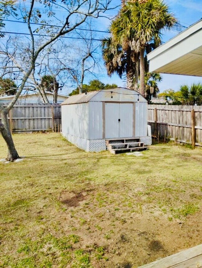 Building Photo - 3 Bed / 1 Bath House with Fenced Yard