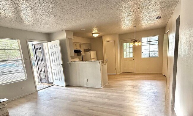 Building Photo - 302 Hedgewood Dr
