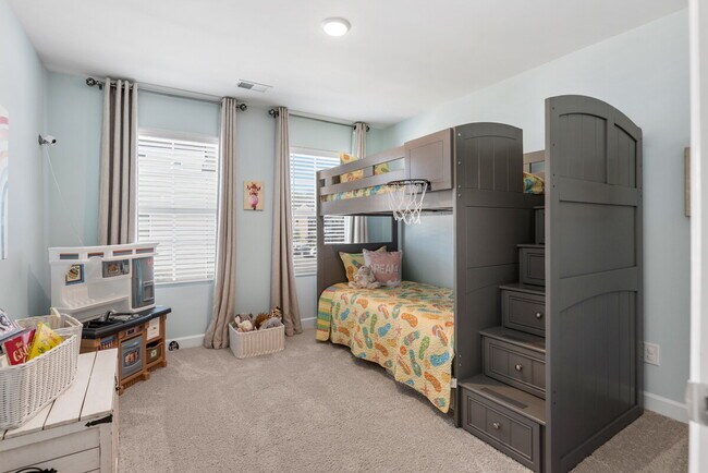 Building Photo - Spacious 3BR End-Unit with Main-Level Primary & Office
