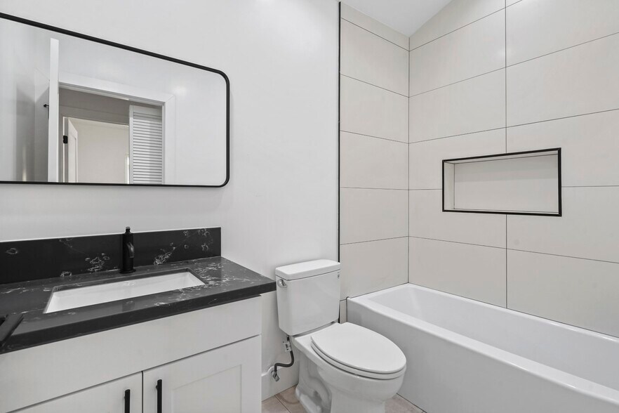 Building Photo - 7906 Oakdale Ave